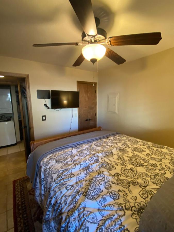 Great Lower Level 1-Bedroom Condo On Scenic Bluff Creek Park Oklahoma City Exterior photo